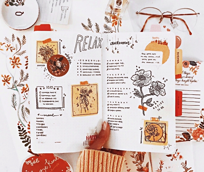 exemple de mise en page d'un calendrier hebdomadaire accompagné de petits dessins et des bouts de papier kraft collées 