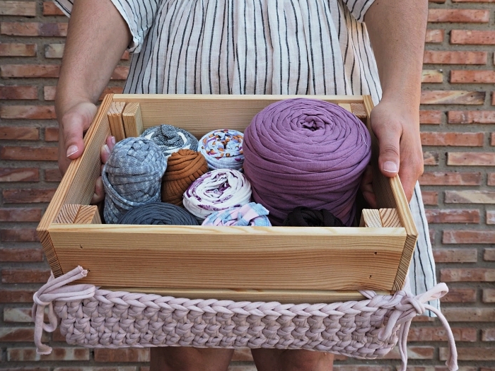 caisse en bois ikea détournée en panier de rangement pour matériel de couture avec couvercle diy au crochet