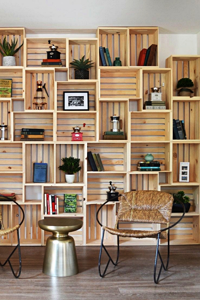 bibliothèque diy avec des caisses en bois ikea qui occupe le mur entier, ikea hacks pour réaliser un meuble de salon