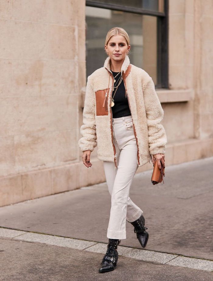 Fausse fourrure manteau courte jean blanc et bottes noirs, idée comment s'habiller femme blonde, tenue classe femme, tendance automne-hiver 2019-2020