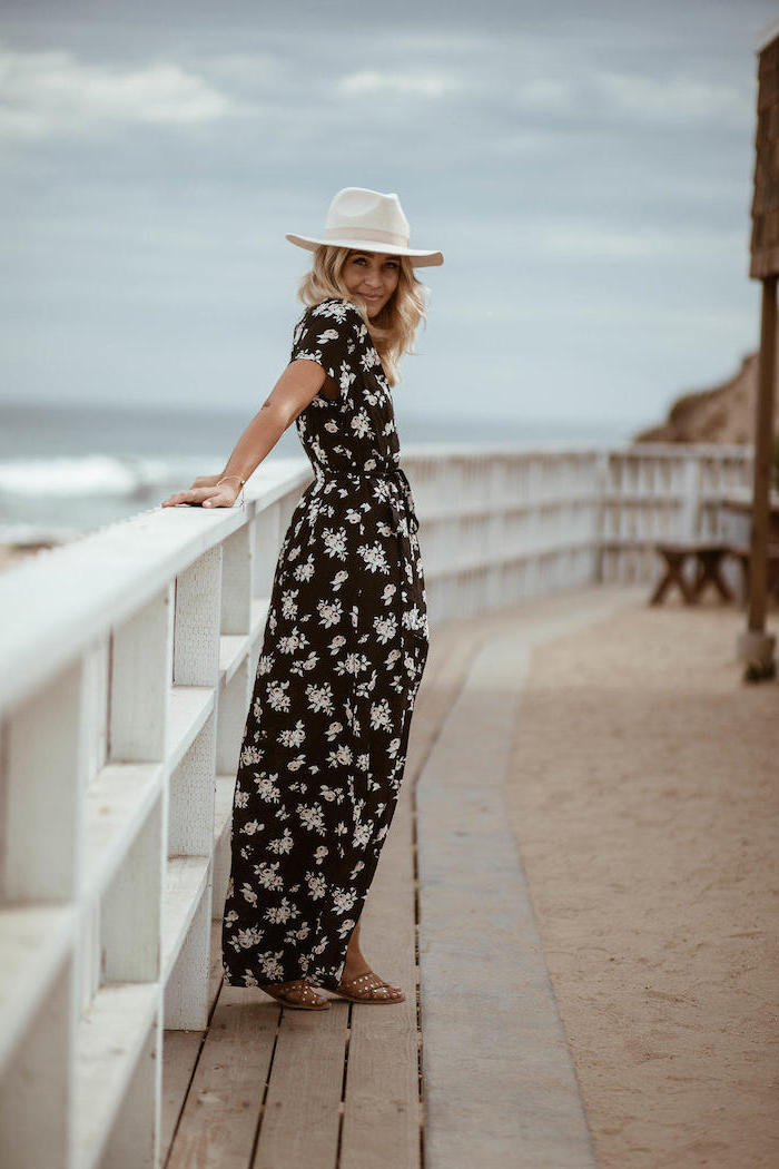 Été en automne tenue femme, longue robe noire à fleurs blanches, femme au bord de la mer, comment s'habiller, mode automne hiver 2019