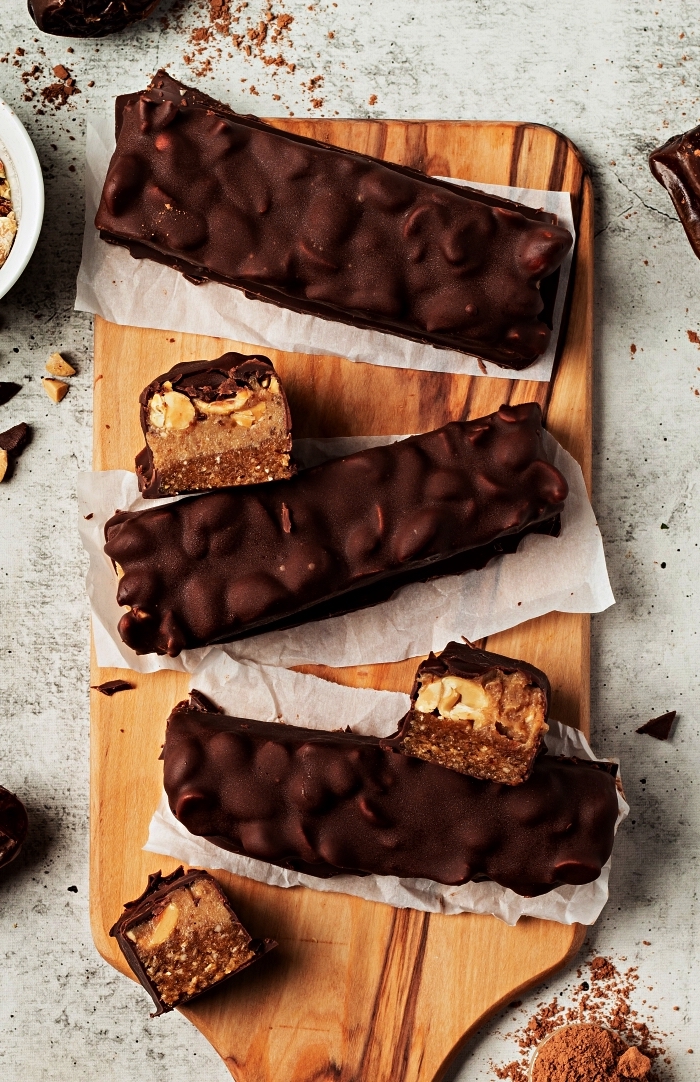 recette vegan de barres au chocolat et cacahuètes façon snickers, idée de petits desserts sans cuisson, dessert facile et rapide et original