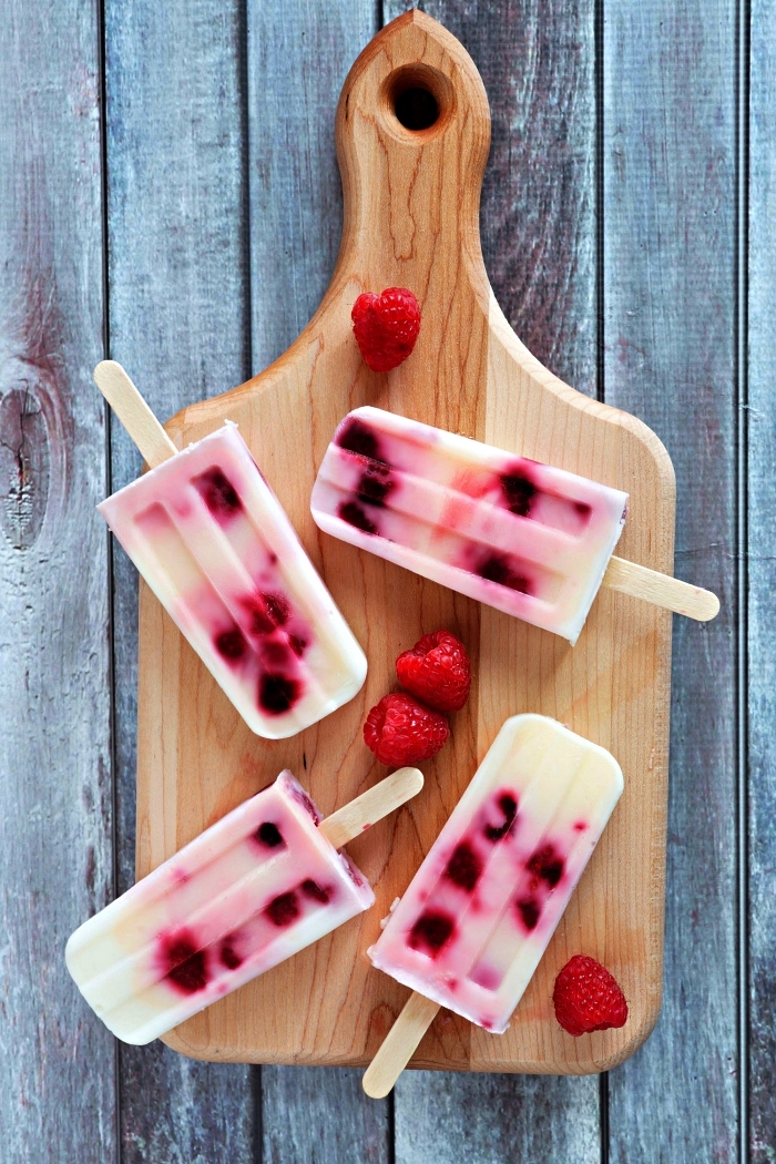 des bâtonnets glacé au yaourt et aux framboises, dessert d'été glacé et rafraîchissant, comment faire de la glace maison