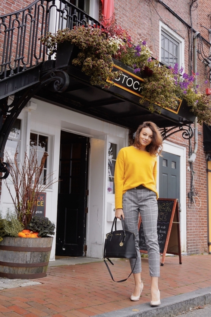 imprimé tendance 2019 mode femme, modèle de pantalon 7/8 pied de poule combiné avec pull-over en jaune