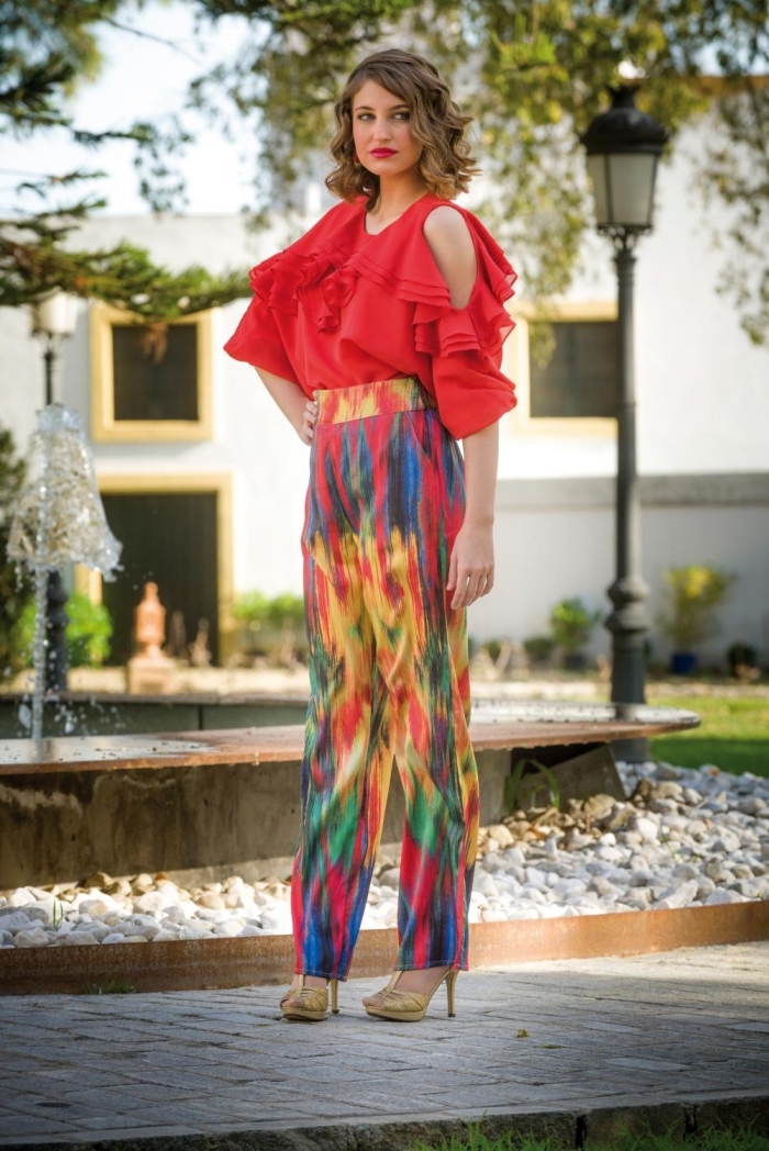 quelle couleur pour vêtement femme invitée mariage, exemple de pantalon multicolore à taille haute avec blouse rouge