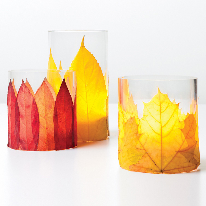 recipients bocaux en verre décoré de feuilles d automne sur l extérieur, activité automne à faire soi meme facilement