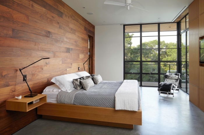 décoration chambre adulte au plancher effet béton et murs en planches de bois, chambre adulte de style moderne avec accents rustiques