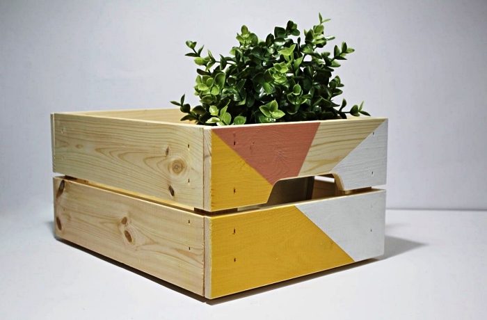 une cagette bois deco détournée en jardinière graphique, que faire avec des boîtes en bois ikea knagglig