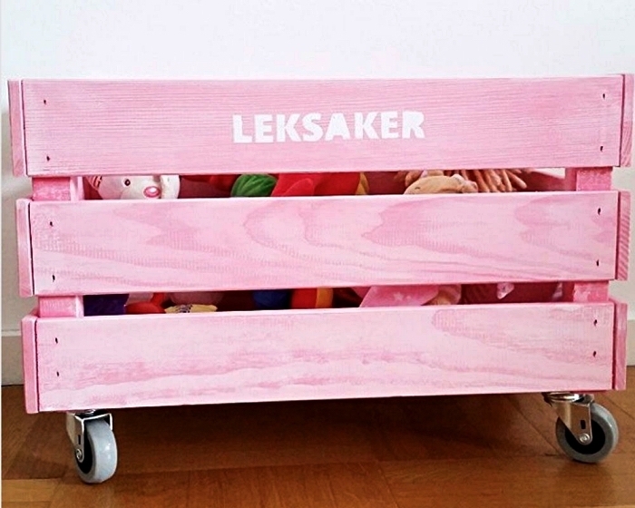 ikea boite rangement knagglig cusomisée avec de la peinture rose et des roulettes, caisse de rangement ikea pour la chambre d'enfant