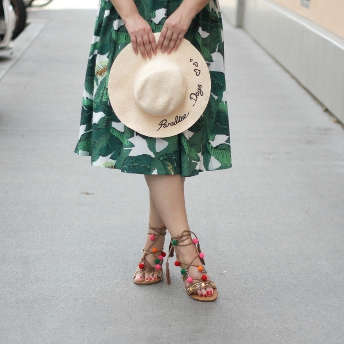 accessoires mode été femme, chapeau de soleil brodé, modèle de sandales à talons customisées avec pompons