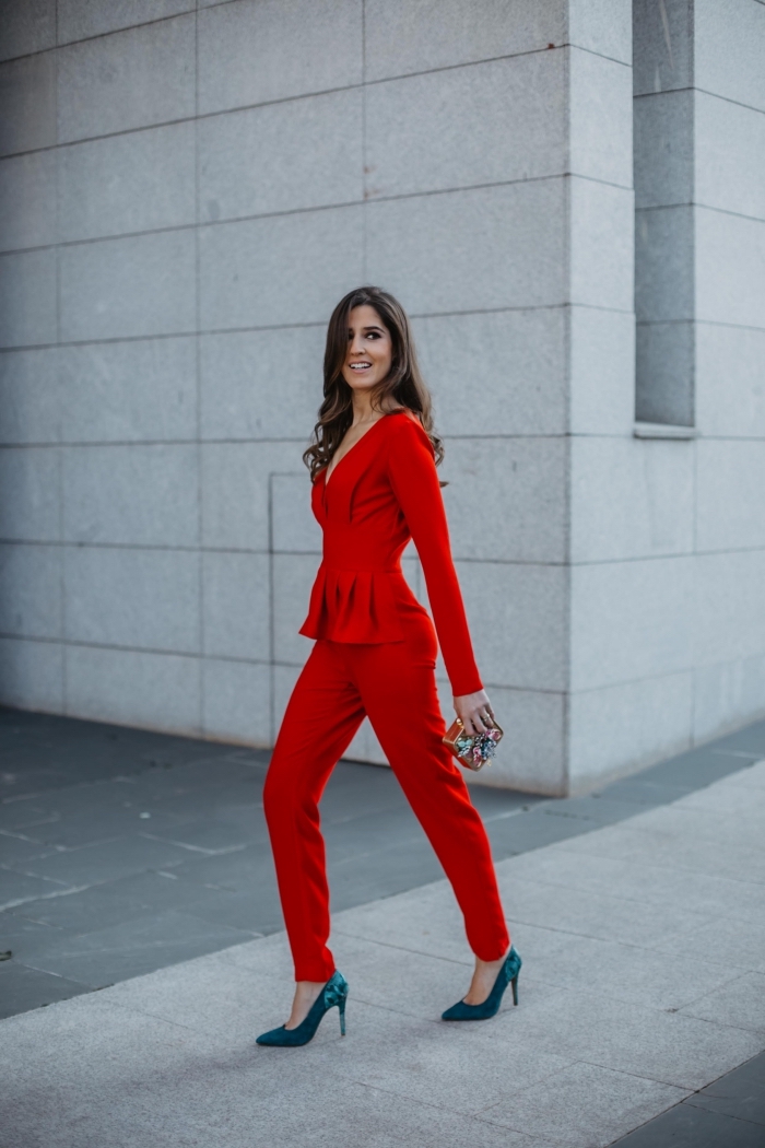 idée tailleur pantalon femme pour ceremonie, modèle de pantalon slim rouge avec blazer rouge à décolleté en v