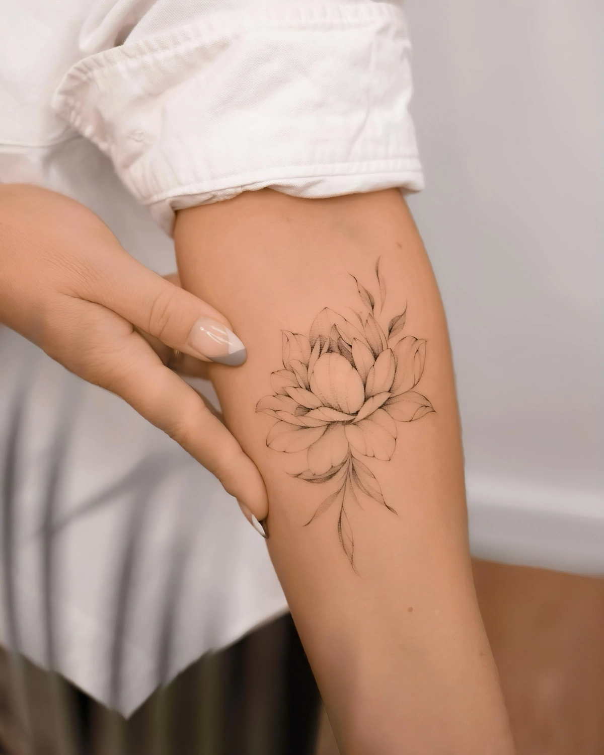 chemise blanche nail art ongles french blanc gris tatouage fleur de lotus realiste