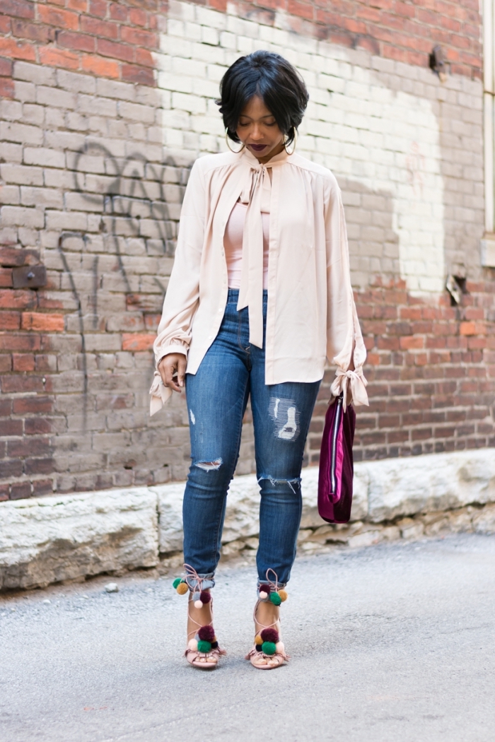 look stylé en jeans déchirés combinés avec chemise rose pastel et sandales DIY pompons, coupe de cheveux courte femme