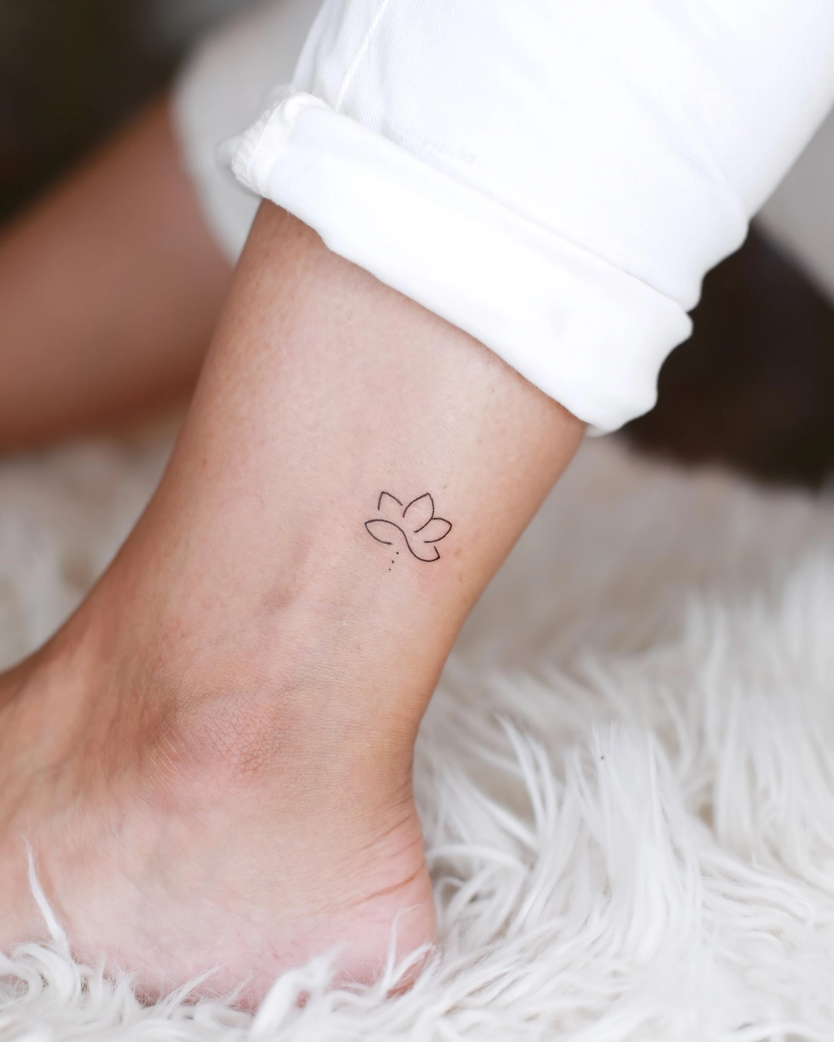 cheville pied femme pantalon blanc tatouage lotus discret fleur