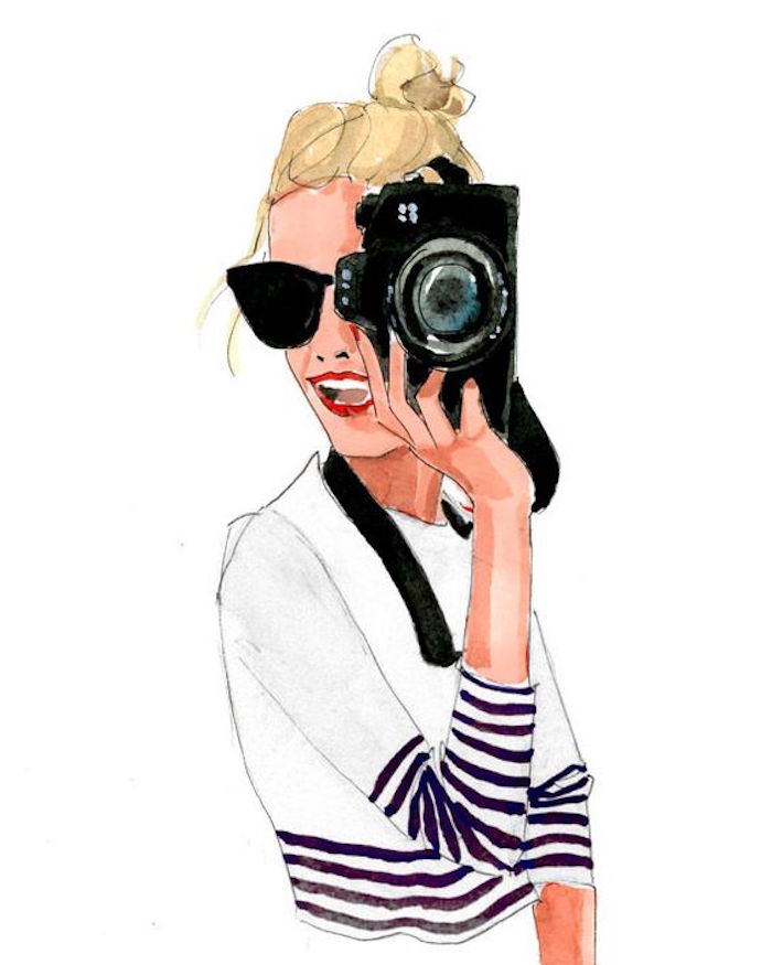 Fille blonde avec caméra dans les mains, lunettes de soleil ray ban, chignon haut, dessin à l'aquarelle de fille belle 