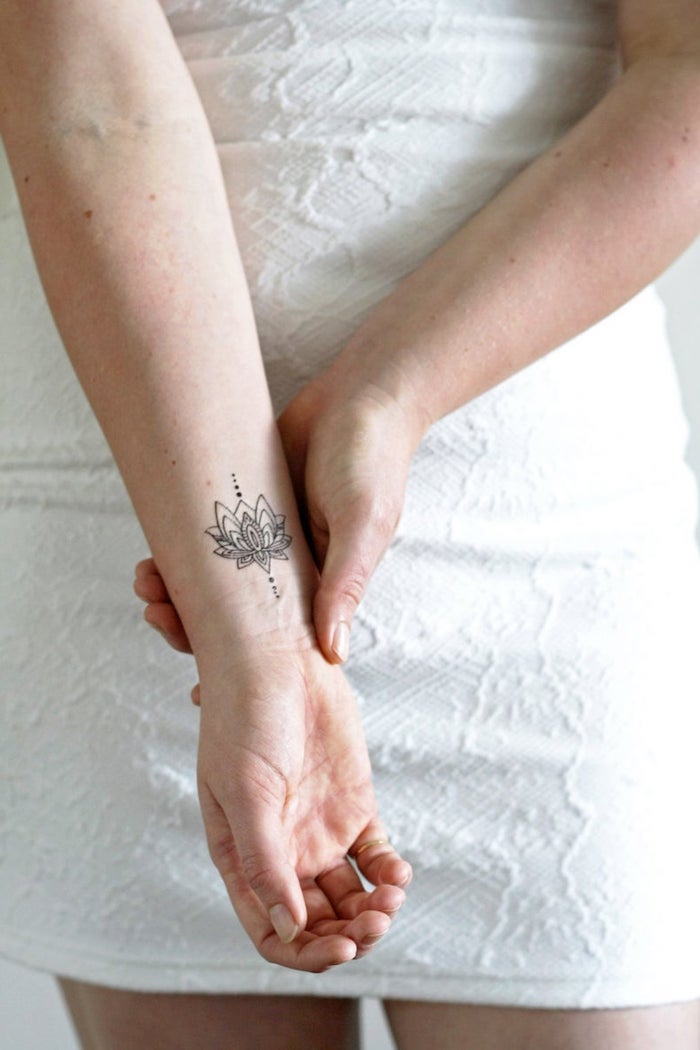 Symbole lotus sacré, petit tatouage à grand signification, femme robe blanche courte, tatouage symbole, la meilleure idée de tatouage floral