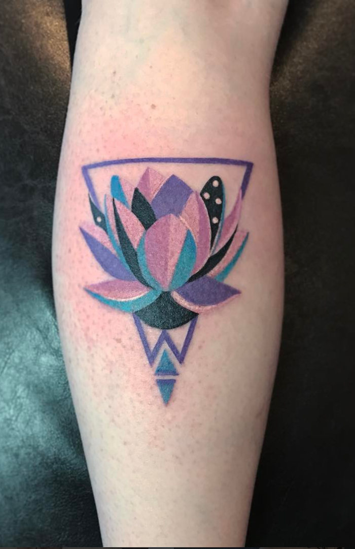 Les tatouages colorés, fleur de lotus dessin, beau tatouage fleur de lotus, triangle avec fleur dedans, design tatouage moderne 