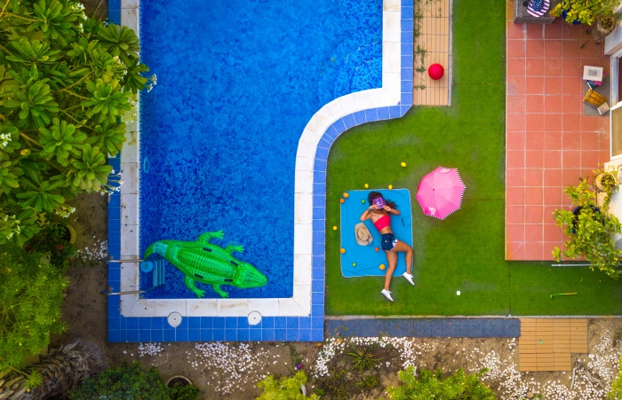 idée jardin avec piscine et pelouse, décoration autour de la piscine avec meubles tressés et plantes vertes extérieures