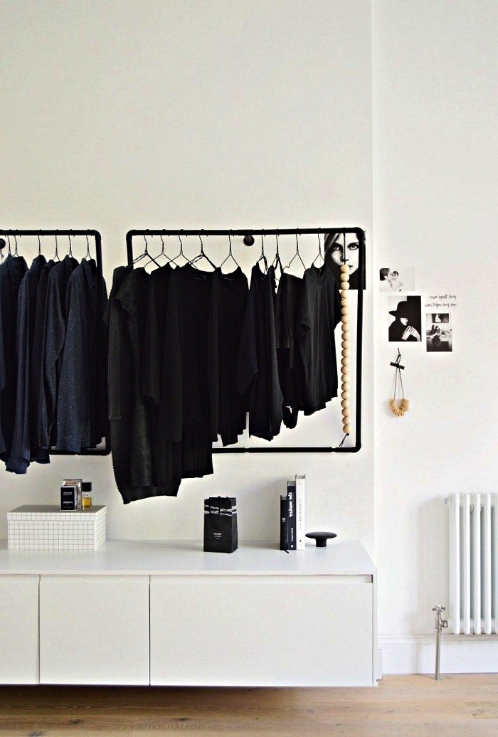 comment faire un dressing minimaliste dans sa chambre, espace dressing dans une chambre à coucher noire et blanche avec penderie minimaliste et placard blanc