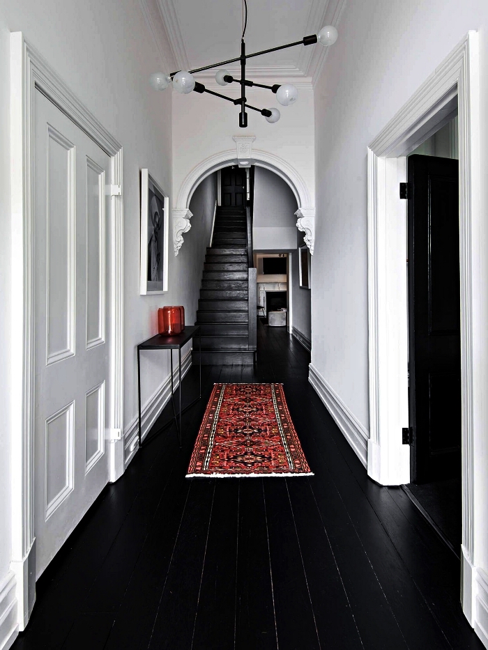 quelle couleur peindre un couloir avec beaucoup de portes, couloir d'entrée aux blancs et au sol en parquet noir