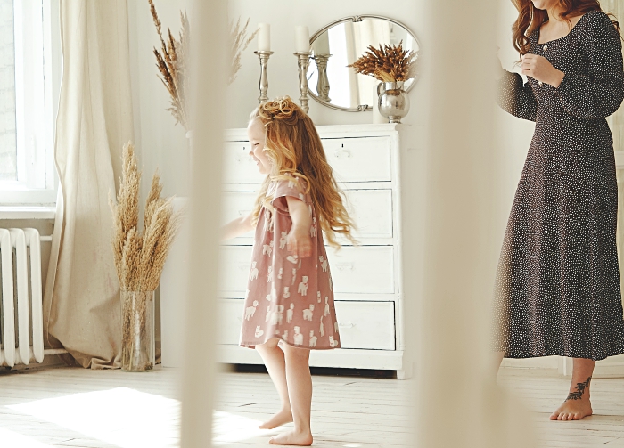 petite fille dans sa nouvelle chambre d'enfant aménagée de style minimaliste, conseils déménagement avec enfant