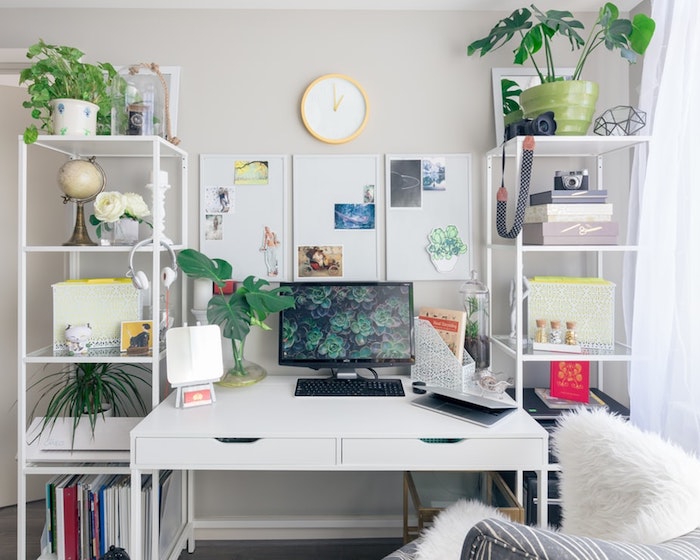 Bureau à domicile fille, conseils pour décorer votre maison freelance, bureau blanc et étagères de rangement, plantes vertes