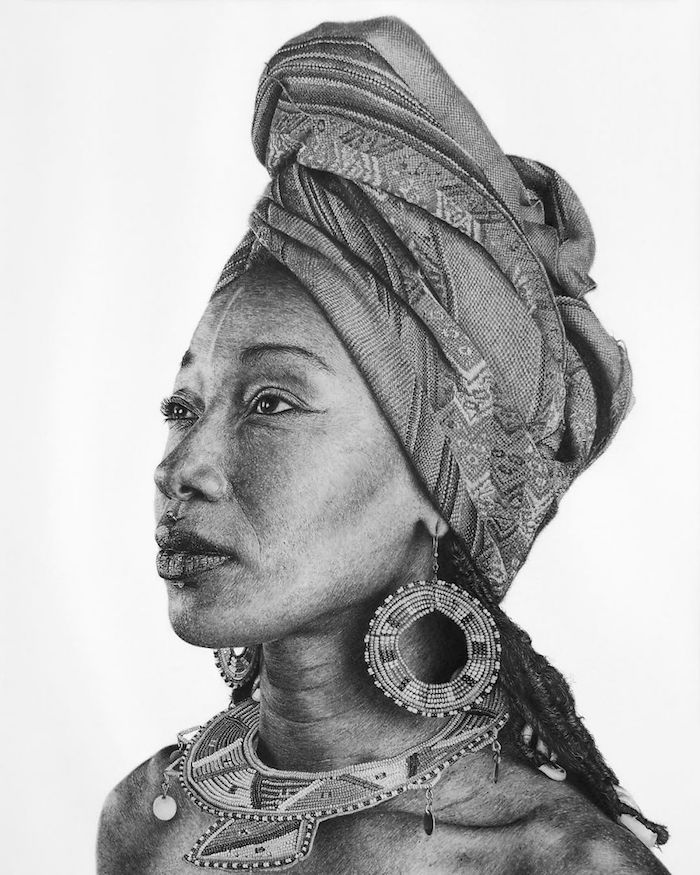 Magnifique dessin photo réaliste de femme, portrait réaliste avec toutes les petits détails, incroyable dessin noir et blanc de femme regard reveux bijoux ethniques 