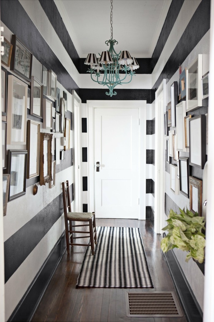Noir et blanc couloir, rayé pour sembler encore plus long, de quelle couleur repeindre un couloir étroit et court