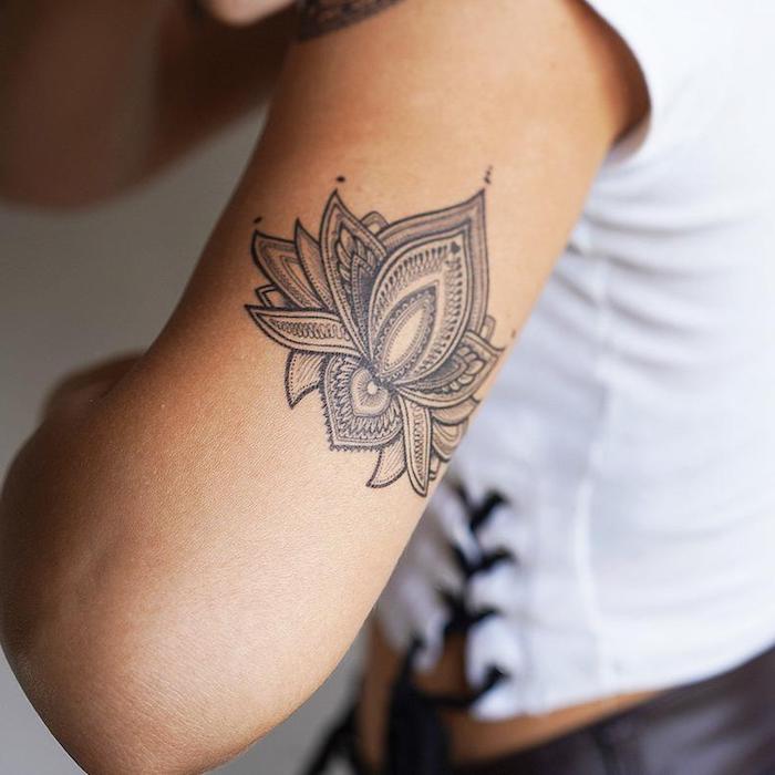 Magnifique idée tatouage femme, fleur de lotus graphique tatouage femme epaule, tatouage fleur de lotus dessin