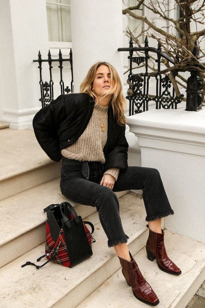 Jean noir et pull beige grande taille, tendance automne hiver 2019 2020, look casual, bottines marron carré pointe