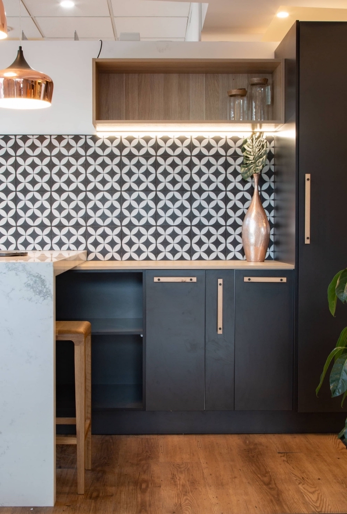 exemple de cuisine bois moderne avec meubles noir mate, décoration petite cuisine avec accents à finition rose gold