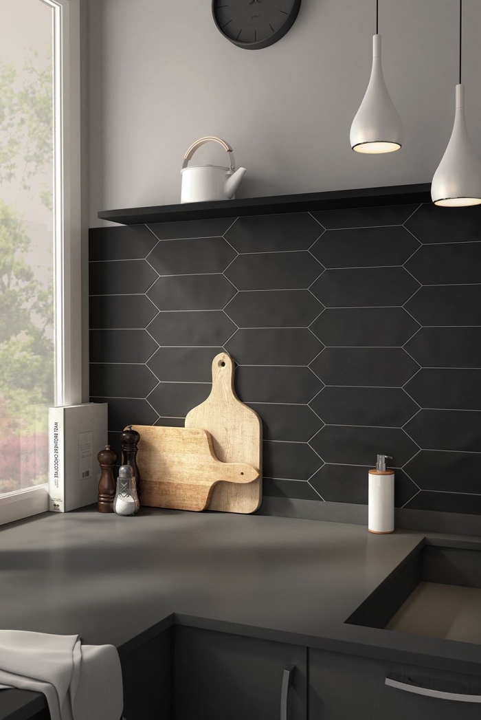 idée couleur mur cuisine en gris clair, aménagement cuisine en l avec plan de travail gris anthracite et crédence noir mat