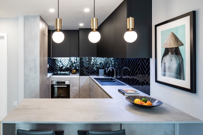 décoration petite cuisine moderne, design cuisine grise et blanche avec meubles haut en noir mat et accents inox