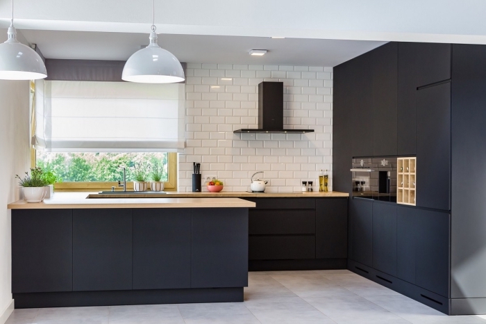 idée décoration de cuisine noir mat et bois aux murs blancs, aménagement cuisine avec meubles noir mat et bois