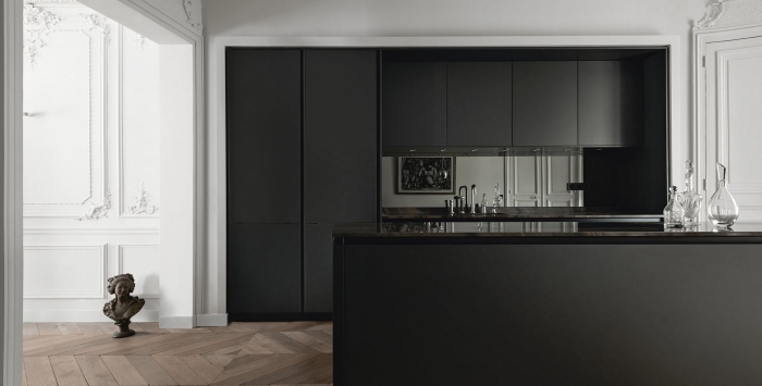 design intérieur style moderne dans une cuisine à look total noir, modèle de cuisine avec plan de travail noir laqué