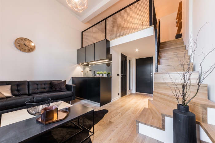 exemple de petite cuisine moderne dans un studio, décoration cuisine bois moderne avec meuble haut en gris anthracite et meubles bas noir mat