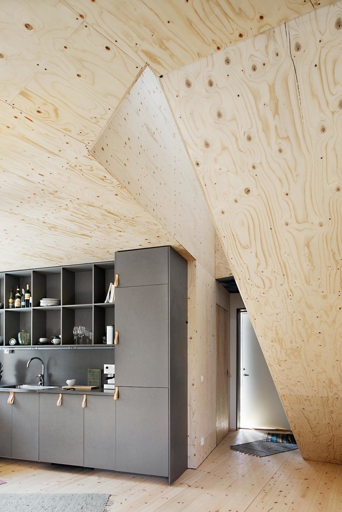 design intérieur futuriste dans une cuisine moderne en gris et bois, idée revêtement mural et plafond en bois clair