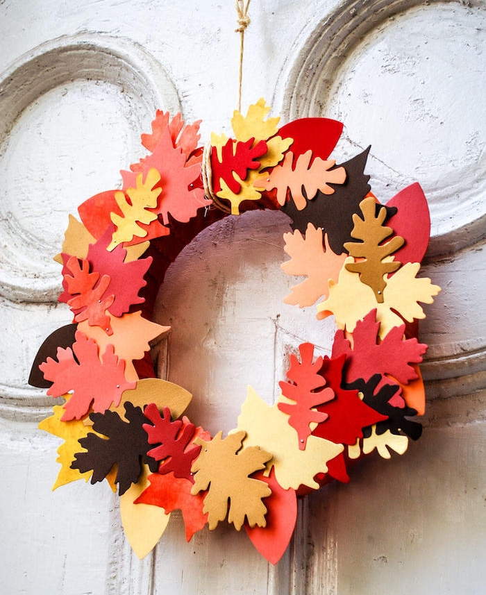exemple d activité d automne, couronne d automne en cerceau de mousse décoré de ruban marron avec des feuilles de mousse collées dessus