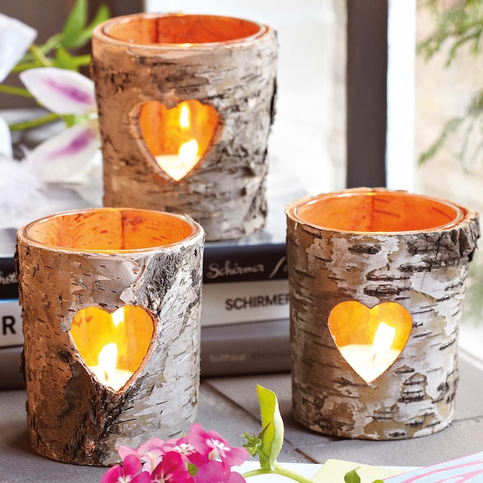 lanternes diy fabriquées dans l écorce de branches d arbre avec des bougies à l intérieur, deco romantique a faire soi meme