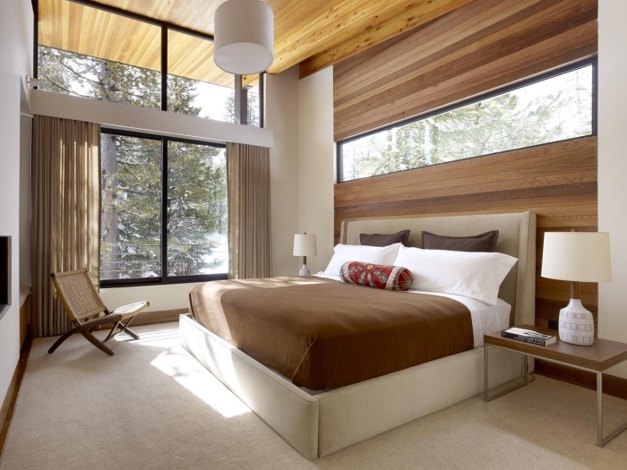 idée comment aménager une chambre à coucher relax aux murs blancs avec pan de mur en revetement mural bois