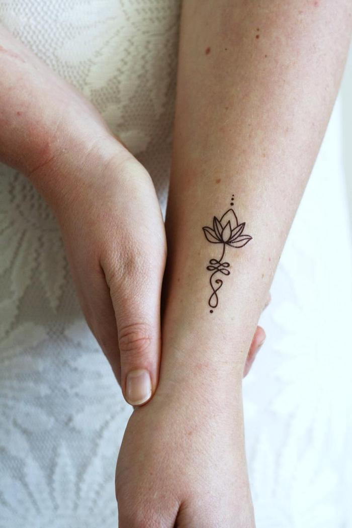 Blanche robe dentelle fleurie, minimaliste tatouage original, image inspiration tatouages fleur de lotus