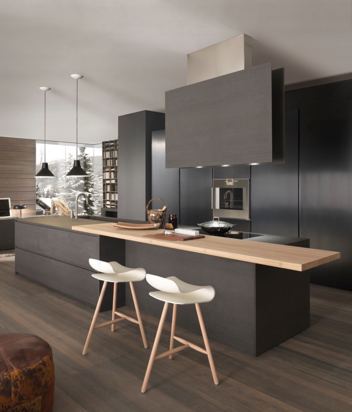 modèle de cuisine grise et blanche avec accents noir mat, revêtement de plancher bois foncé dans une cuisine