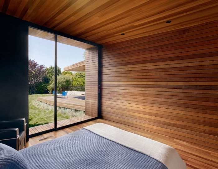 chambre minimaliste au plafond et plancher en bois marron, idée revêtement murs chambre en panneaux bois