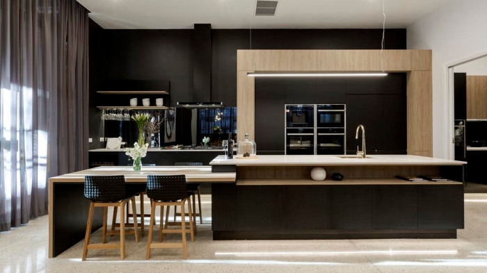 décoration cuisine bois et noir de style moderne, agencement cuisine linéaire avec îlot central table à manger