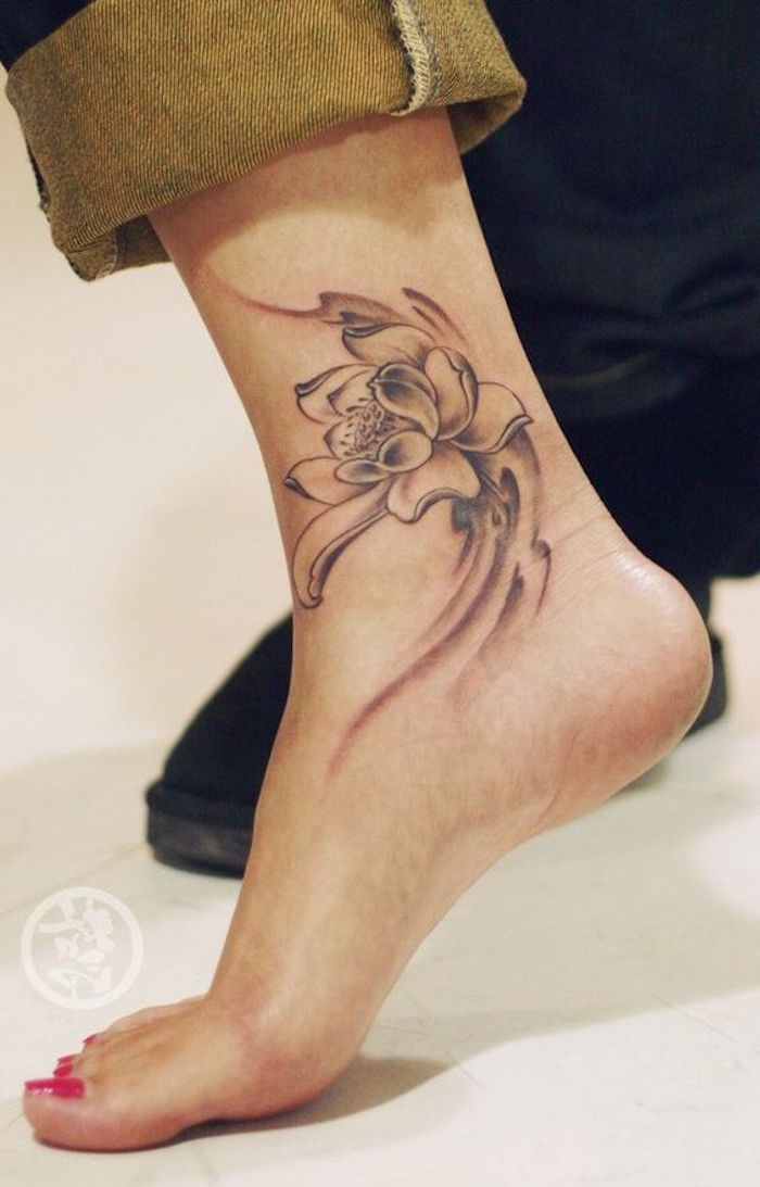 Pied tatouage de fleur en perspective, tatouage realiste, idée modele tatouage femme, tatouage fleur de lotus