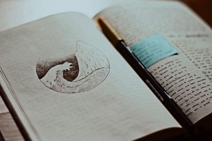 dessin bullet journal vague et montagne dans un petit cercle, exemple d'une page de garde créative 