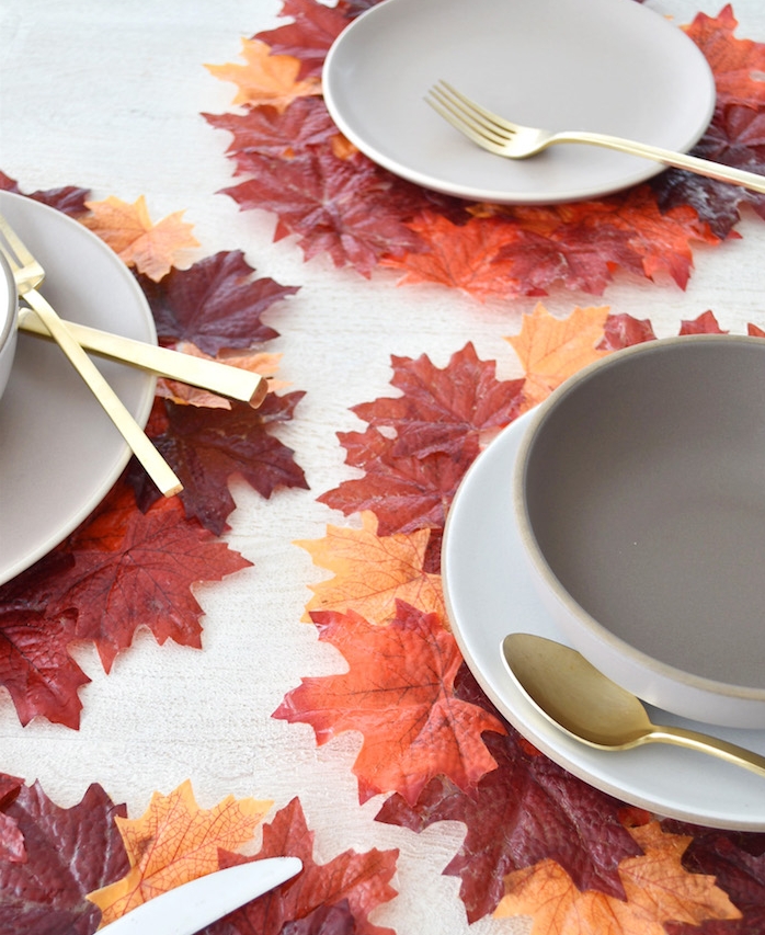 dessous d assiette en feuilles d automne collées ensemble sur une table de bois, bricolage d automne decoration table theme