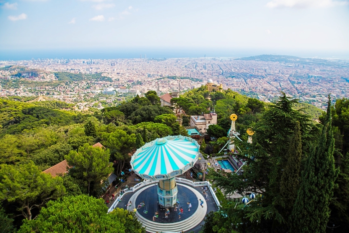 idée visite parc d'attraction pour toute la famille à Barcelone, vue d'en haut de Barcelone, paysage panoramique de Barcelone