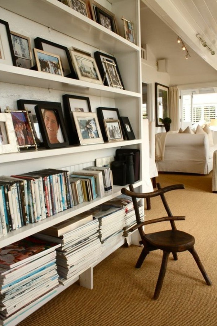 Bibliotheque avec livres et photos deco, chaise bois tapis étroit et long pour couloir, comment décorer un couloir étroit
