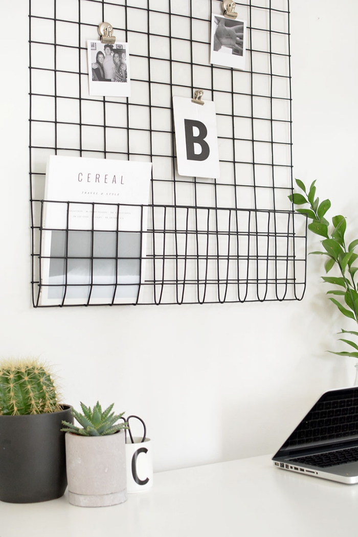 idée rangement mural DIY pour bureau à domicile, modèle grillage en fil métallique noir à suspendre sur mur bureau